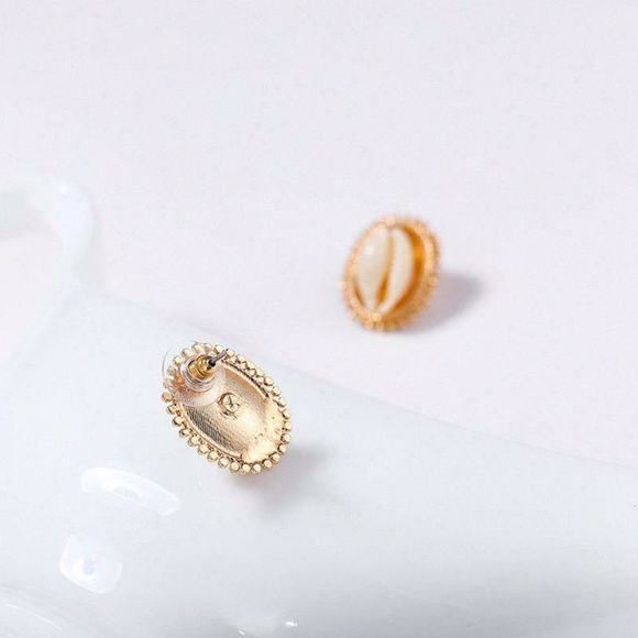 Polished Shell Royal Heirloom Gold Studded Earring - Picture 6 of 8